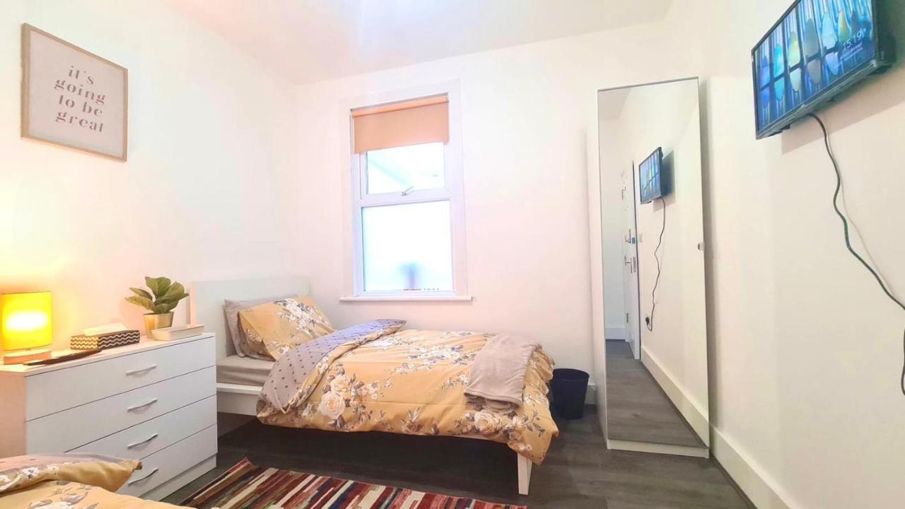 Deluxe Private Room In Manor Park London Exterior photo